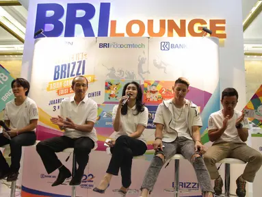 Direktur Konsumer BRI Handayani (tengah) bersama para atlet Asian Games 2018 saat meluncurkan kartu Brizzi edisi Asian Games 2018 di Indocomtech, Jakarta, Jumat (3/11). (Liputan6.com/Faizal Fanani)