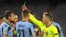 Wasit memberikan kartu kuning kepada pemain Lazio, Francesco Acerbi, saat melawan Bayern Munchen pada laga Liga Champions di Allianz Arena, Kamis (18/3/2021). Bayern Munchen menang dengan skor 2-1. (AP Photo/Matthias Schrader)