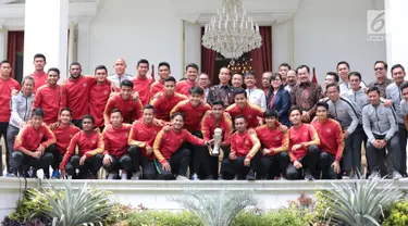 Presiden Joko Widodo (Jokowi) berfoto bersama pemain dan ofisial Timnas U-22 Indonesia di Istana Merdeka, Jakarta, Kamis (28/2). Timnas Indonesia U-22 baru saja mengharumkan nama negara, usai menjuarai Piala AFF U-22 2019. (Liputan6.com/Angga Yuniar)