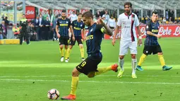 Striker Inter Milan, Mauro Icardi, berusaha membobol gawang Cagliari pada laga Serie A di Stadion San Siro, Milan, Minggu (16/20/2016). Inter Milan kalah 1-2 dari Cagliari. (AFP/Giuseppe Cacace)