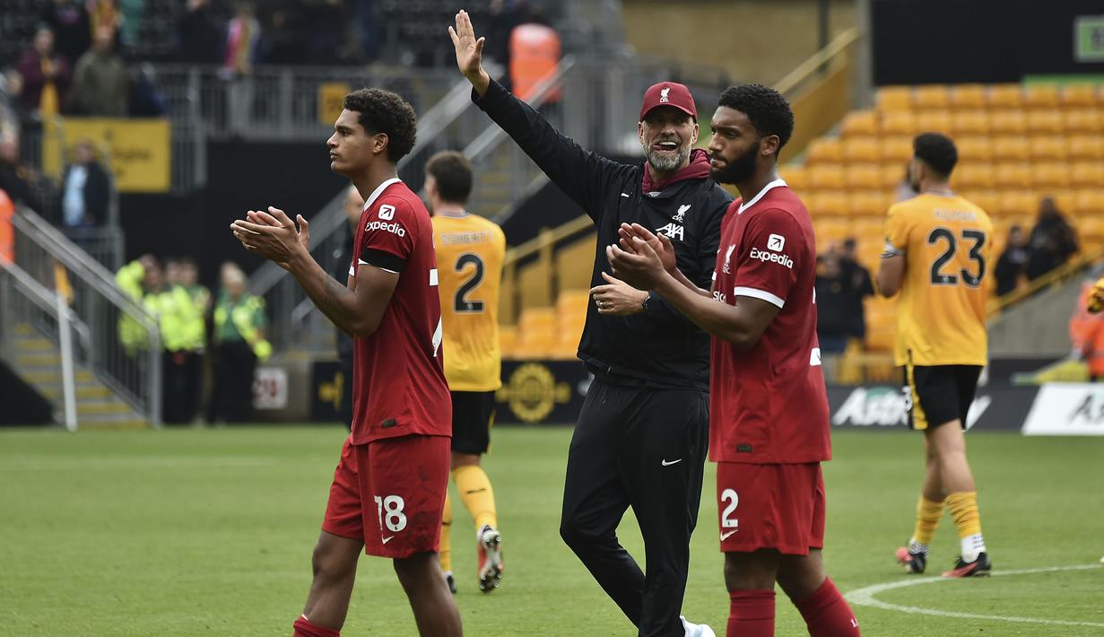 Selebrasi kemenangan pelatih Liverpool, Jurgen Klopp bersama para pemainnya, Cody Gakpo (kiri) dan Joe Gomez setelah berakhirnya laga pekan kelima Premier League 2023/2024 menghadapi Wolverhampton Wanderers di Molineux Stadium, Wolverhampton, Sabtu (16/9/2023) malam WIB. (AP Photo/Rui Vieira)