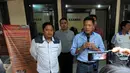 Direskrimum Polda Metro Jaya Kombes Khrisna Murti (kanan) saat pengungkapan kasus pencurian kendaraan bermotor dengan mengajak kencan pasangan sesama pria, atau kencan gay, di Mapolda Metro Jaya, Jakarta, Minggu (28/6). (Liputan6.com/Yoppy Renato)