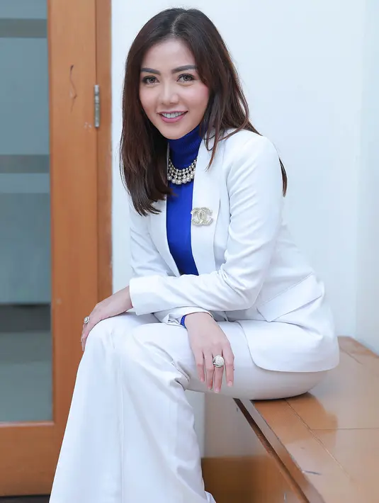 Meski sang suami tak bisa melaksanakan umroh bersamanya, Bella Shofie menanggapi bijak hal tersebut. Ia juga tetap mengerti kesibukan sang suami. (Galih W. Satria/Bintang.com)