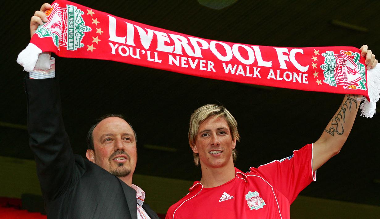 Fernando Torres didampingi pelatih Rafael Benitez saat diperkenalkan sebagai rekrutan baru Liverpool di Anfield Stadium, Liverpool (4/7/2007). Fernando Torres hingga kini masih menjadi pemain Spanyol termahal yang pernah didatangkan Liverpool. The Reds harus mengeluarkan mahar sebesar 38 juta euro atau kini setara Rp618 miliar saat mendatangkannya dari Atletico Madrid pada awal musim 2007/2008. Pada Agustus 2019 ia memutuskan pensiun bersama klub terakhirnya Sagan Tosu. (AFP/Paul Ellis)