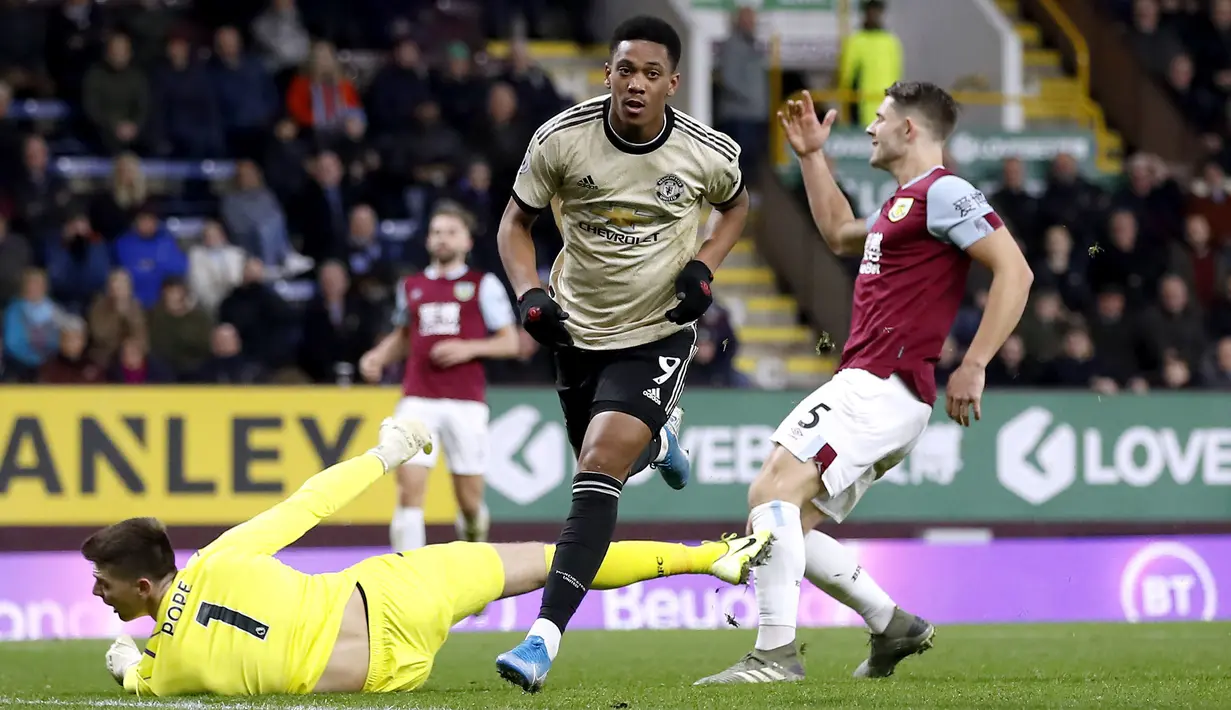 Selebrasi pemain Manchester United Anthony Martial (tengah) saat mencetak gol ke gawang Burnley pada pertandingan Liga Inggris di Turf Moor, Burnley, Inggris, Sabtu (28/12/2019). MU menang 2-0 dan melonjak ke posisi lima klasemen. (Martin Rickett/PA via AP)