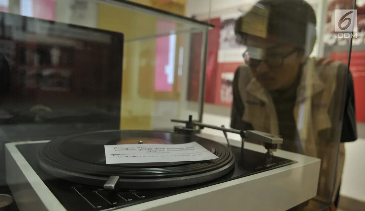Pengunjung mengamati piringan hitam yang pertama kali merekam perumusan naskah proklamasi di Museum Perumusan Naskah Proklamasi, Jakarta (18/8/2019). Museum ini dapat digunakan sebagai sarana pembelajaran sejarah bagi masyarakat tentang detik-detik Kemerdekaan RI. (merdeka.com/Iqbal S. Nugroho)