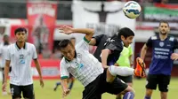 Gelandang Arema Cronus, Esteban Vizcara, berusaha melewati pemain PSS Sleman pada laga Bali Island Cup 2016 di Stadion Kapten I Wayan Dipta, Bali, Minggu (21/2/2016). (Bola.com/Peksi Cahyo)