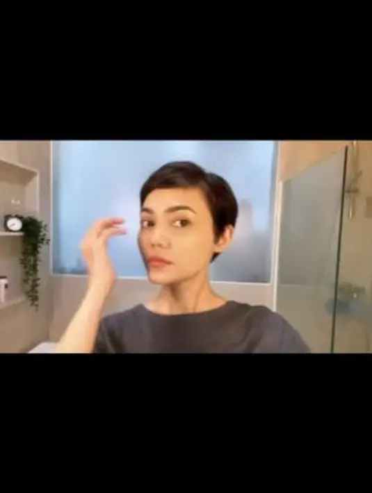 Begini lah hasil kreativitas Rina Nose, setelah mengunting dan mengecat rambutnya. Rina mengaku cukup puas. (Foto: Instagram/@rinanose16)