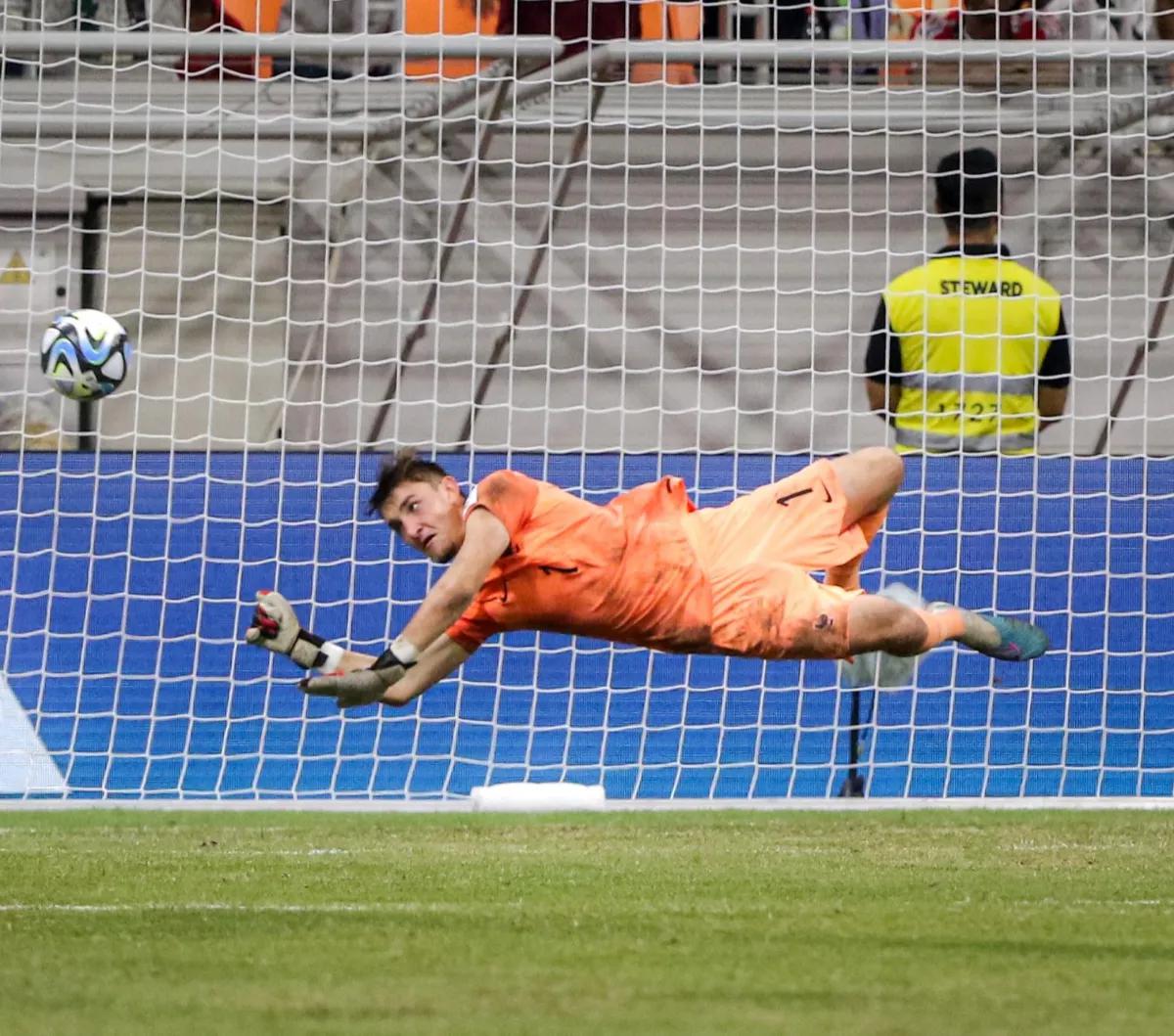 Kiper Timnas Prancis U-17, Paul Argney, melakukan aksi penyelamatan gawang saat drama adu penalti melawan Senegal U-17 pada babak 16 besar Piala Dunia U-17 2023 di Jakarta International Stadium (JIS), Rabu (22/11/2023).