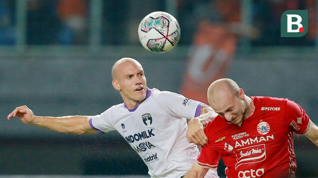 Foto: Melihat Sengitnya Duel Udara Pemain Persija Kontra Persita di BRI Liga 1