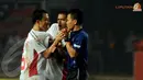 Protes keras dilancarkan pemain Semen Padang Yu Hyun Koo (kiri) yang tidak bisa menerima keputusan wasit yang mengganjarnya dengan kartu merah usai menjegal salah satu pemain Persija Jakarta (Liputan6.com/Helmi Fithriansyah) 