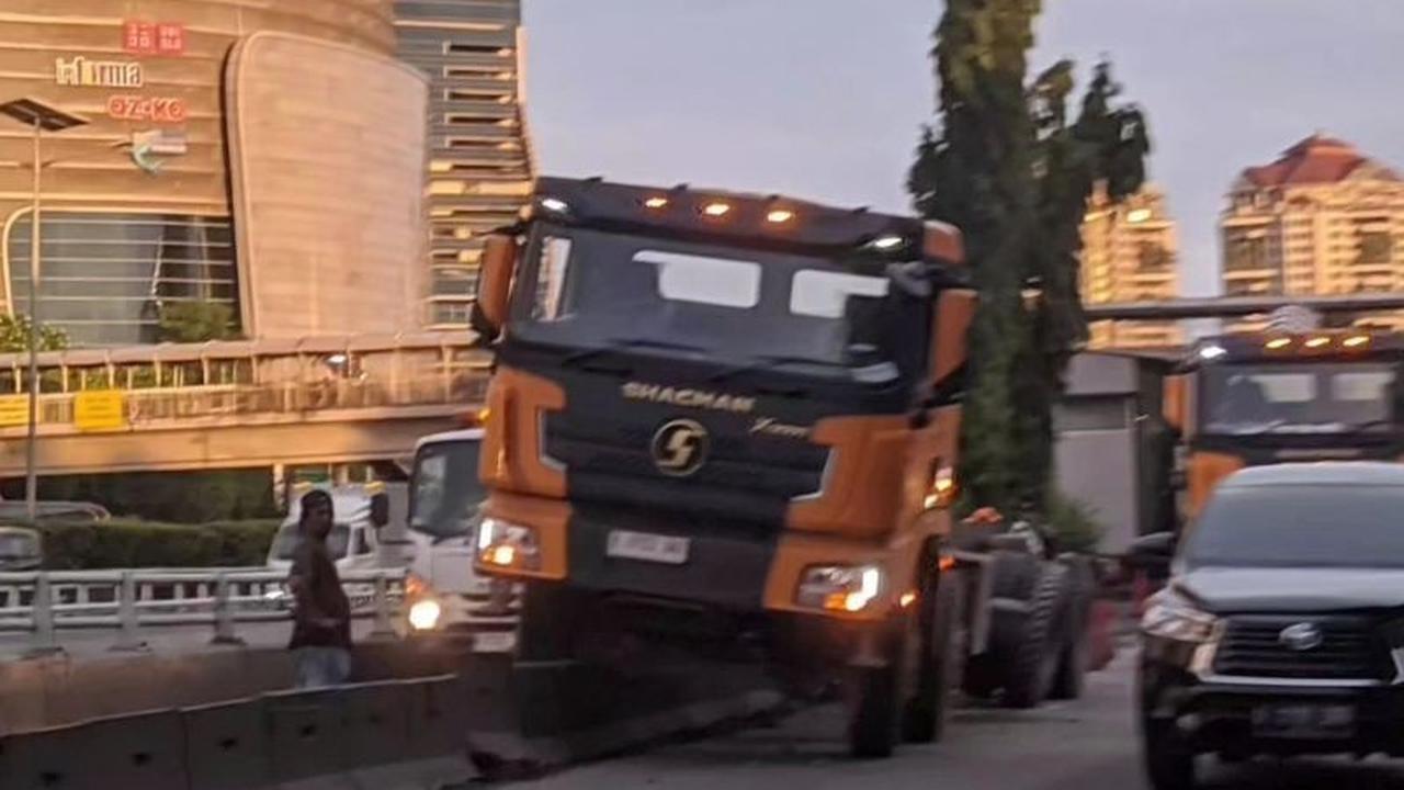 Truk Tabrak Separator Busway di S Parman Jakbar, Lalu Lintas Tersendat Pagi Ini