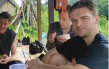 Gaya Para Bule Makan Makanan Sunda di Baduy, Netizen Justru Salfok ke Wajahnya