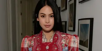 Sebagai perempuan Indonesia, kebaya jadi salah satu outfit andalan Maudy Ayunda. Kali ini ia bikin kebaya terlihat edgy dan kekinian [@kunsoomakeupartist]