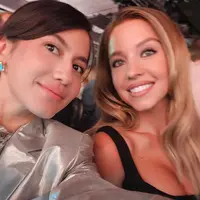 Lihat di sini tampilan ala girl boss Pevita Pearce saat hadiri acara di Paris. Curi atensi selfie bareng Sydney Sweeney. [@pevpearce].