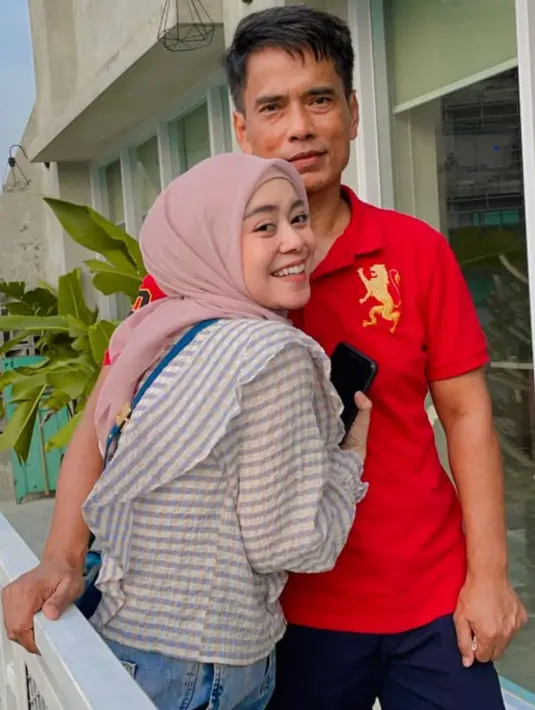 "Ya kalau untuk kebahagiaan anak saya, saya sebagai orangtua pengin banget ngelihat anaknya bahagia. Saya hari itu (pernikahan), hari kebahagiaan anak saya, saya juga akan ikut bahagia," paparnya. (Instagram/ayah_kejora)