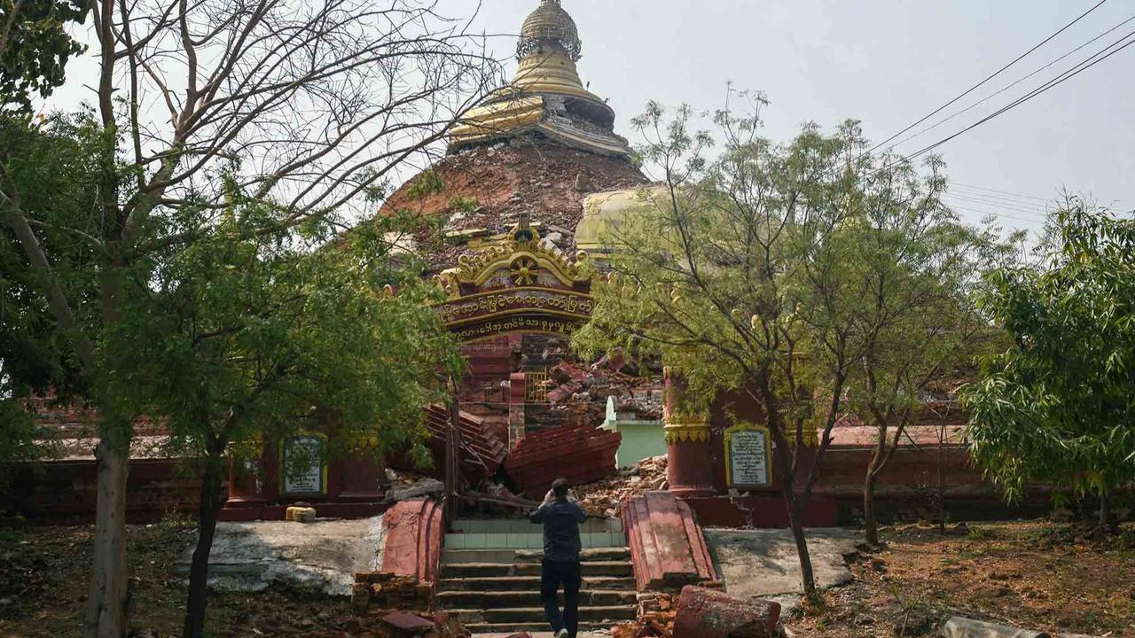 FOTO: Tim SAR Mencari Korban Selamat di Mandalay, Kota dengan Kerusakan Paling Parah Akibat Gempa di Myanmar