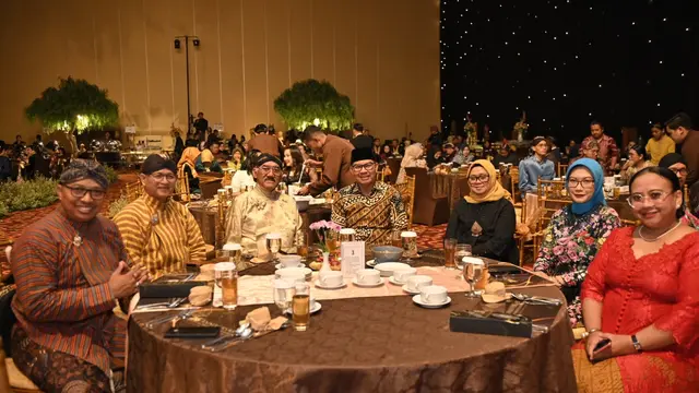 GBPH Prabukusumo bersama tamu undangan  berbalut busana Jawa