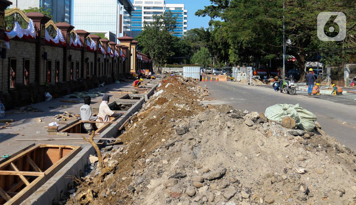 Dinas Bina Marga DKI Jakarta merevitalisasi infrastruktur kota di sejumlah kawasan yang menjadi akses atau berdekatan dengan lokasi penyelenggaraan KTT ke-43 ASEAN. (Liputan6.com/Herman Zakharia)