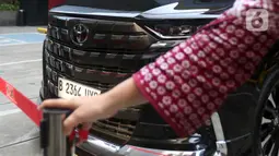 Komisi Pemberantasan Korupsi (KPK) menyita satu unit mobil mewah terkait kasus pemerasan pengurusan sertifikat K3 yang menjerat Wakil Menteri Ketenagakerjaan (Wamenaker) Immanuel Ebenezer atau Noel. (Liputan6.com/Helmi Fithriansyah)