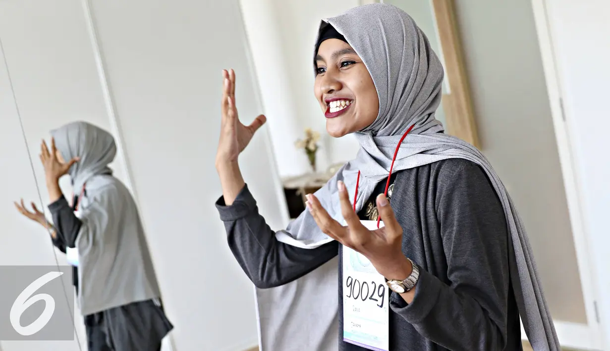 Peserta menunjukkan bakatnya saat mengikuti audisi Putri Muslimah Indonesia 2016, Jakarta, Minggu (24/4). Selain kemampuan membaca Al-Quran, para wanita ini diminta menunjukkan kemampuan yang dimiliki seperti akting,dll. (Liputan6.com/Immanuel Antonius)