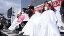 Pemilik usaha kecil dicukur rambutnya saat unjuk rasa menentang aturan jarak sosial pemerintah di dekat Kompleks Pemerintah di Seoul, Korea Selatan, Selasa (15/2/2022). Korea Selatan melaporkan jumlah kematian COVID-19 tertinggi dalam sebulan Selasa (15/2). (AP Photo/Ahn Young-joon)