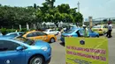 Petugas melakukan pengecekan taksi meter di kawasan Silang Monas, Jakarta, Rabu (18/3). Dinas Koperasi Usaha Mikro Kecil Menengah dan Perdagangan (KUMKMP) DKI Jakarta menggelar razia argometer taksi serentak di Ibukota. (Liputan6.com/Faizal Fanani)