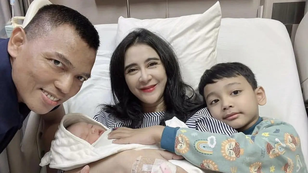 Lama tak tampil di televisi sebagai penyanyi dangdut, berikut potret Uut Permatasari Istri Kapolres saat Masa Kehamilan