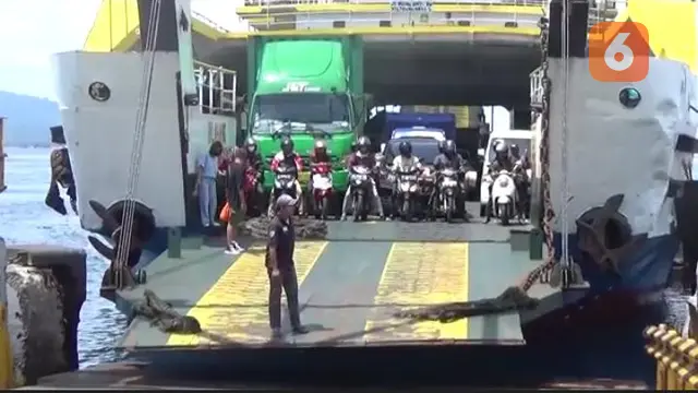 Kedatangan pemudik dari Pelabuhan Gilimanuk Bali mulai meningkat (Hermawan Arifianto/Liputan6.com)