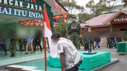 Momen Sakral Anggota OPM Cium Merah Putih, Sumpah Setia NKRI