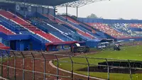 Kendaraan polisi yang terbalik terlihat di lapangan setelah tragedi kerusuhan pada pertandingan sepak bola antara Arema Vs Persebaya di Malang, Jawa Timur, Minggu (2/10/2022). Dari 129 orang yang meninggal dunia dalam kejadian tersebut, dua orang merupakan polisi. (AP Photo/Hendra Permana)