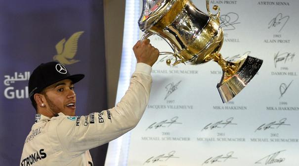 Lewis Hamilton meraih gelar ketiganya musim ini di GP Bahrain. (photo by AFP/FAYEZ NURELDINE)