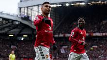Selebrasi Casemiro usai dirinya berhasil mencetak gol pembuka ketika Manchester United menang atas Fulham di Old Trafford, Minggu (1/2/2026) malam WIB. (AP Photo/Martin Rickett)