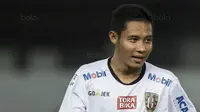 Gelandang Bhayangkara FC, Evan Dimas, usai tampil melawan Bali United pada laga Liga 1 Indonesia di Stadion Patriot, Bekasi, Jumat (29/9/2017). Bhayangkara menang 3-2 atas Bali. (Bola.com/Vitalis Yogi Trisna)