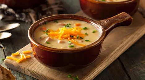 Sup krim keju yang creamy dengan taburan peterseli segar, sempurna untuk hari-hari yang dingin