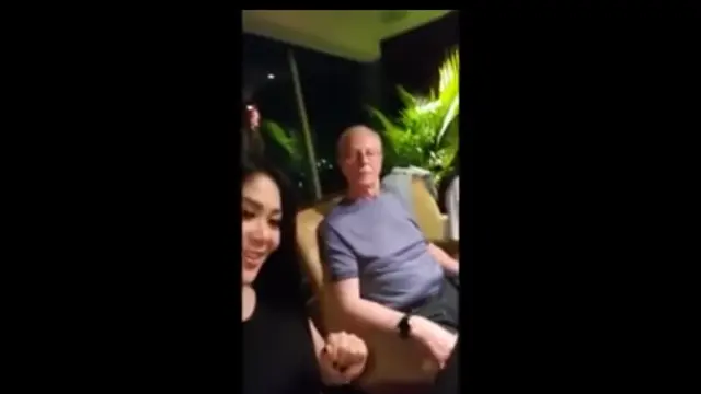 Unggahan Laurens ayah angkat Syahrini. (Foto: YouTube Lio HK)