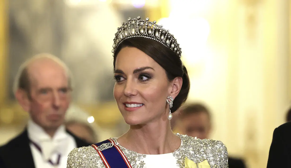 Putri Wales, Kate Middleton dari Inggris tersenyum menghadiri Perjamuan untuk Presiden Afrika Selatan, Cyril Ramaphosa di Istana Buckingham, London, Inggris pada 22 November 2022. Kate Hadir dengan mahkota yang pernah dikenakan mendiang ibu mertua dalam acara jamuan kenegaraan sebagai salah satu momen pertama Raja Charles menjadi pemimpin kerajaan yang baru. (Chris Jackson/Pool via AP)