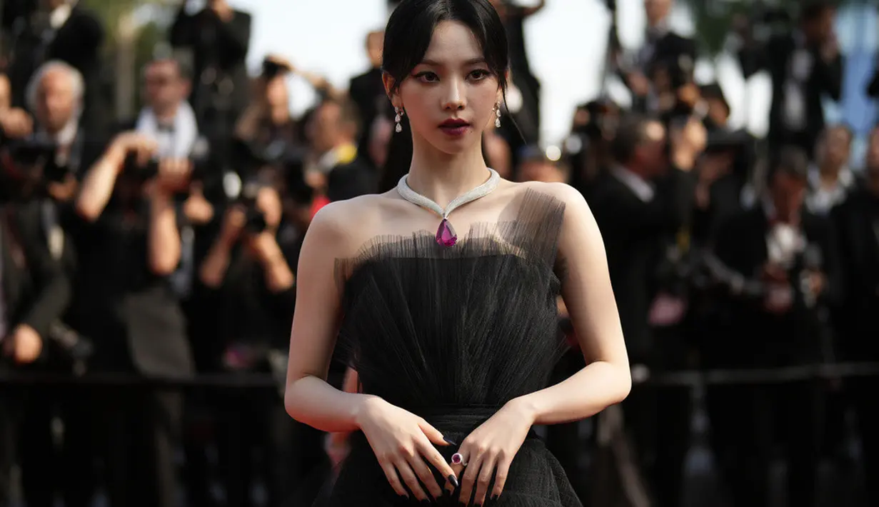 Karina aespa di Festival film Cannes. (Scott Garfitt/Invision/AP)