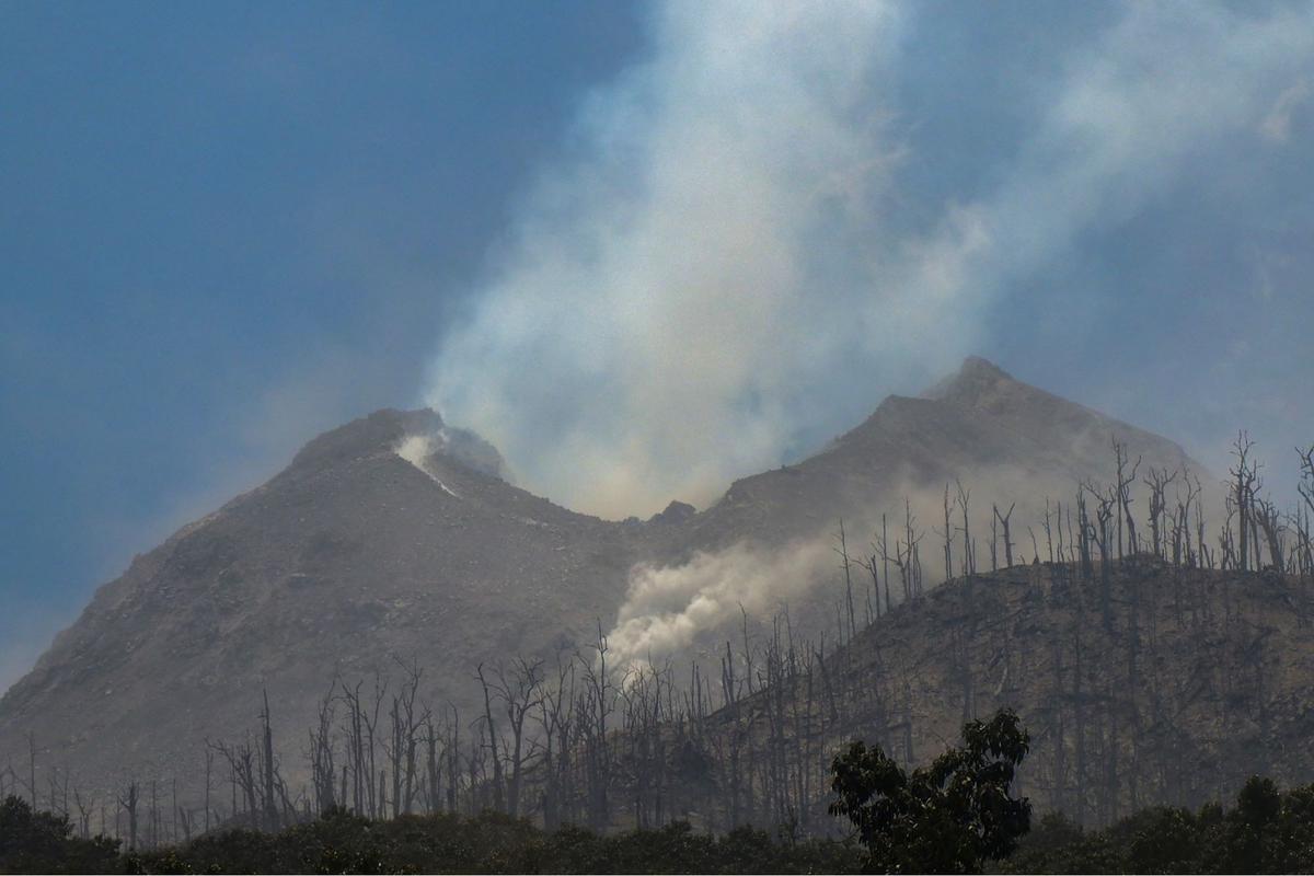 Gunung Lewotobi Laki-Laki erupsi
