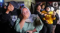 Suasana pun semakin haru, tak sedikit orang tua siswa menangis karena peristiwa nahas di Subang. (merdeka.com/Arie Basuki)