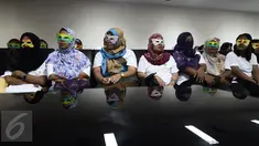 Sejumlah korban dihadirkan saat konferensi pers mengenai pengungkapan kasus tindak pidana perdagangan orang di Bareskrim Polri, Jakarta, Rabu (17/5). Kepolisian menangkap sembilan tersangka tindak pidana perdagangan orang. (Liputan6.com/Faizal Fanani)