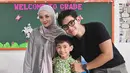 Ini adalah potret Nessa Salvyana pakai hijab ketika datang ke sekolah anaknya pertamanya, Altan. Altan genap berusia 8 tahun. Tampil simpel dengan kemeja stripes, celana legging dan pashmina kaus warna abu senada, penampilan Nessa Salvyana tetap stylish. Meski sehari-hari tampil terbuka, namun tak dipungkiri jika padu padan busana Nessa ketika pakai hijab tetap modis. (Liputan6.com/IG/nessasalvyana88)