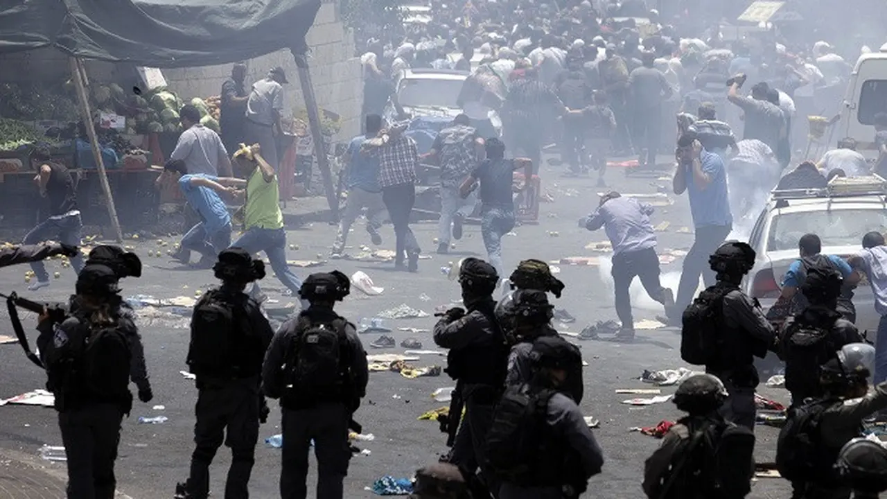 Bentrok antara pasukan keamanan Israel dan warga Palestina pada Jumat 21 Juli dipicu pemasangan metal detector di komplek situs suci yang didalamnya termasuk Masjid Al Aqsa 