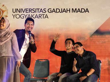 Aktor Iko Uwais berfoto bersama seorang peserta saat acara talkshow dalam rangkaian Emtek Goes To Campus di Graha Sabha Pramana, UGM, Yogyakarta, 2 November 2016. (Bola.com/Arief Bagus)