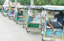 Kelakuan Bule ini jadi Sorotan, Asyik Gowes Becak yang Punya Malah jadi Penumpang