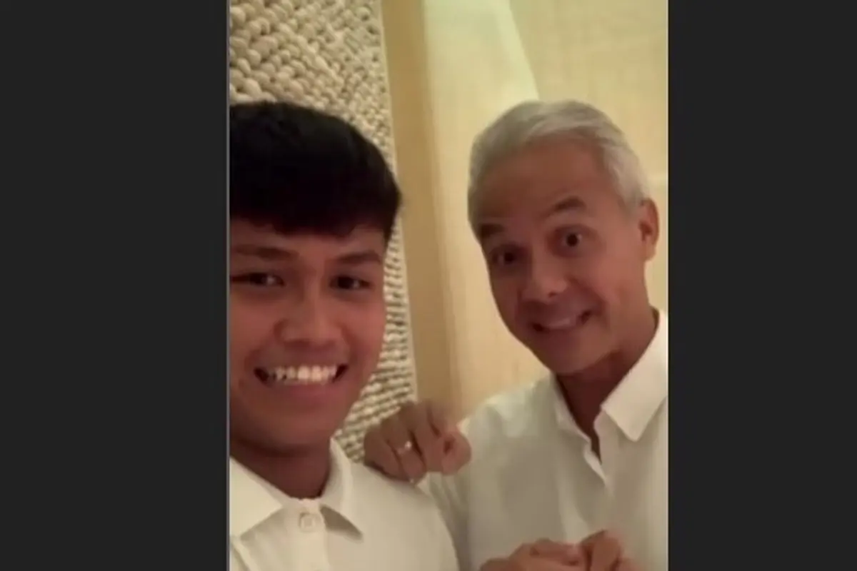 Ganjar Pranowo saat bertemu pemain timnas U-20 Hokky Caraka. (Istimewa)