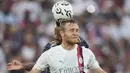 Gelandang AC Milan, Tommaso Pogeba (depan) berduel udara dengan bek Real Madrid, Eder Militao pada laga pramusim 2023/2024 Soccer Champions Tour di Rose Bowl Stadium, Pasadena, California, Senin (24/7/2023) pagi WIB. (AP Photo/Ashley Landis)