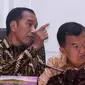 Presiden Joko Widodo (kiri) berbincang dengan Wapres Jusuf Kalla saat memimpin rapat terbatas di Kantor Presiden, Jakarta, Senin (29/4/2019). Rencana pemindahan ibu kota dilakukan demi mengurangi tingkat kepadatangan yang sudah membludak di Jakarta. (Liputan6.com/HO/Radi)