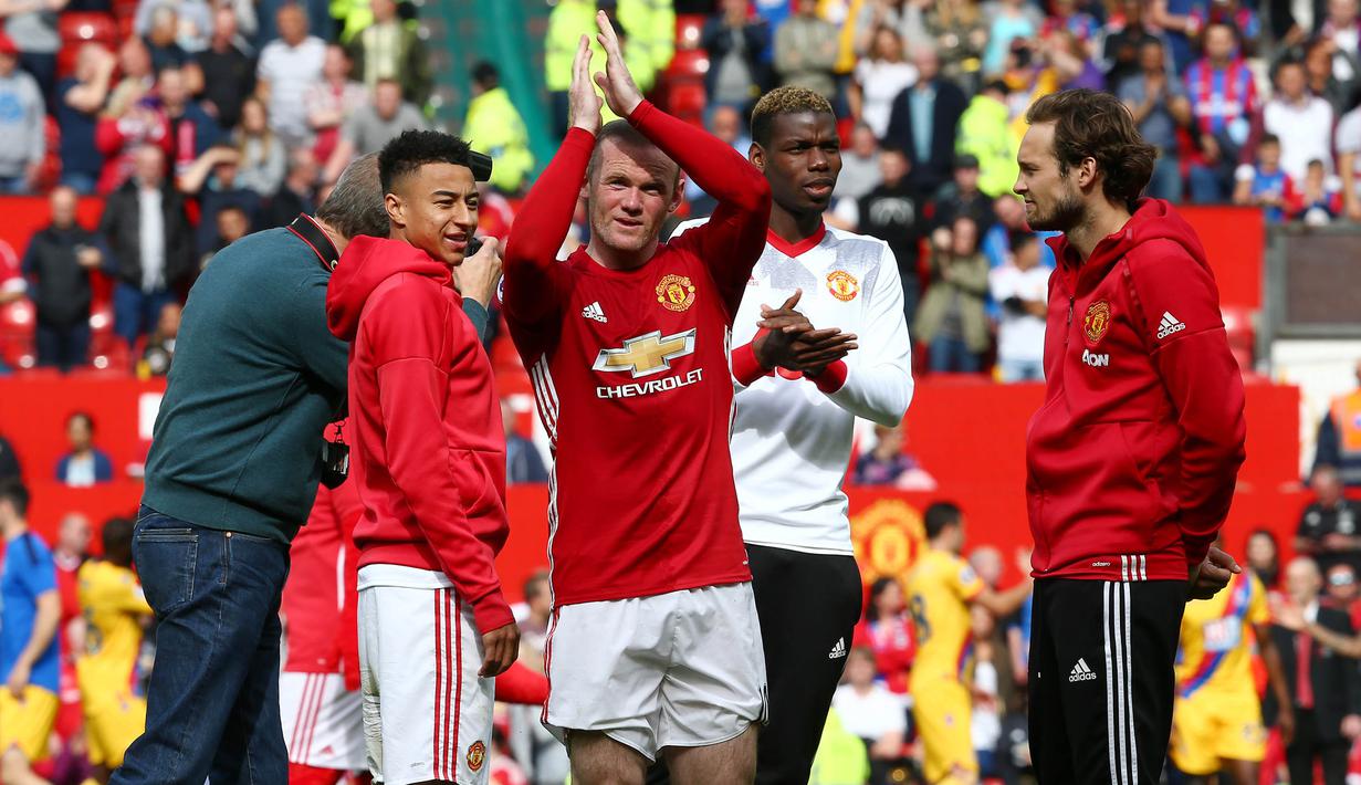 Gelandang Manchester United, Josh Harrop, merayakan gol yang dicetaknya ke gawang Crystal Palace pada laga Premier League di Stadion Old Trafford, Inggris, Minggu (21/5/2017). MU menang 2-0 atas Palace. (EPA/Tim Keeton)