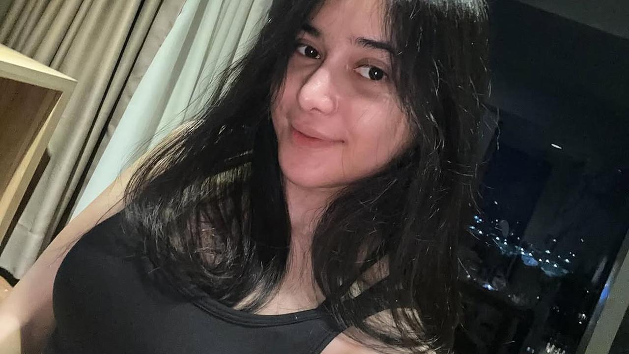 Dikenal sebagai Tiktoker yang Selalu Tampil Cantik dengan Outfit dan Makeup Simple, Intip Potret Dilan Janiyar saat Selfie